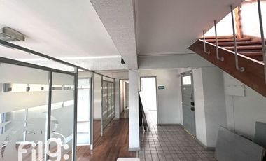 Arriendo Casa Comercial 2 Pisos en Avenida, 260 m² Terreno, Estacionamientos