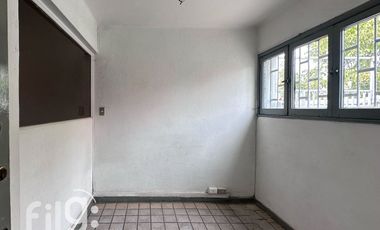 Arriendo Casa Comercial 2 Pisos en Avenida, 260 m² Terreno, Estacionamientos