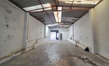 Bodega comercial en renta con pequeño departamento