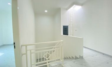 Disewa Rumah Hoek 2 Lantai Baru di Clematis Metland Puri