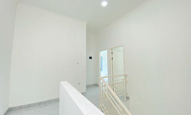 Disewa Rumah Hoek 2 Lantai Baru di Clematis Metland Puri