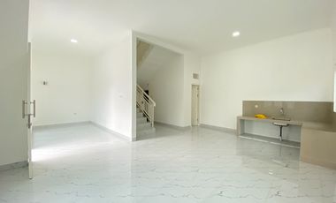 Disewa Rumah Hoek 2 Lantai Baru di Clematis Metland Puri