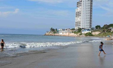 @En Venta Casa con 450 metros de terreno Ballenita vía a Chuyuipe