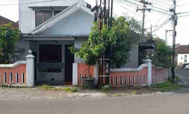 Rumah cantik plus usaha minimarket murah, BU, Di jual seharga tanah saja karena di bank, lokasi di Maguwoharjo belakang RS HERMINA