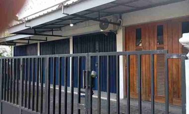 Rumah cantik plus usaha minimarket murah, BU, Di jual seharga tanah saja karena di bank, lokasi di Maguwoharjo belakang RS HERMINA