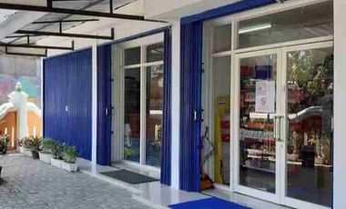 Rumah cantik plus usaha minimarket murah, BU, Di jual seharga tanah saja karena di bank, lokasi di Maguwoharjo belakang RS HERMINA