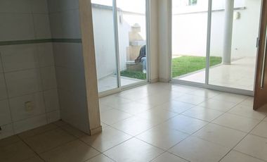 ENORME CASA EN RENTA EN MILENIO Querétaro, 3 recamaras cada una con baño de oportunidad !