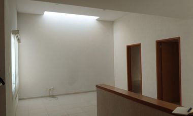 ENORME CASA EN RENTA EN MILENIO Querétaro, 3 recamaras cada una con baño de oportunidad !