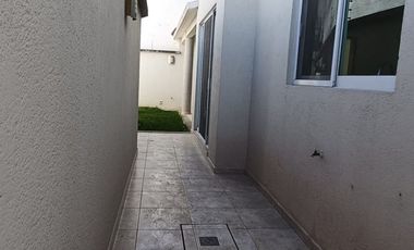 ENORME CASA EN RENTA EN MILENIO Querétaro, 3 recamaras cada una con baño de oportunidad !