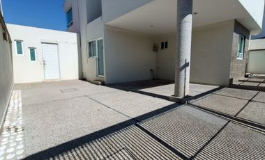 ENORME CASA EN RENTA EN MILENIO Querétaro, 3 recamaras cada una con baño de oportunidad !