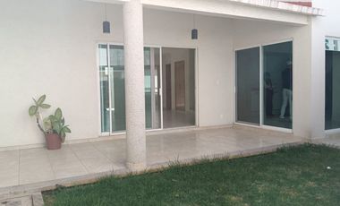 ENORME CASA EN RENTA EN MILENIO Querétaro, 3 recamaras cada una con baño de oportunidad !