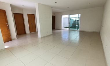 ENORME CASA EN RENTA EN MILENIO Querétaro, 3 recamaras cada una con baño de oportunidad !