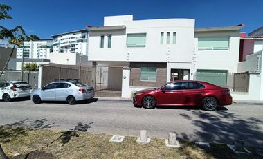 ENORME CASA EN RENTA EN MILENIO Querétaro, 3 recamaras cada una con baño de oportunidad !