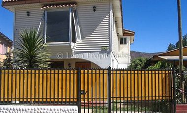 Leon Propiedades arrienda gran casa en Curacaví centro.