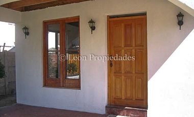 Leon Propiedades arrienda gran casa en Curacaví centro.