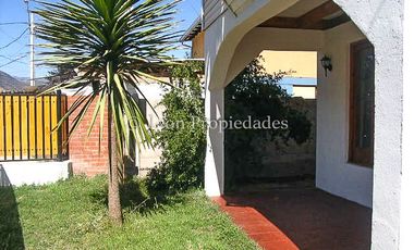 Leon Propiedades arrienda gran casa en Curacaví centro.