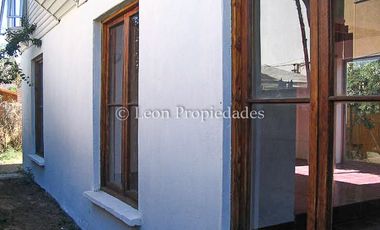Leon Propiedades arrienda gran casa en Curacaví centro.
