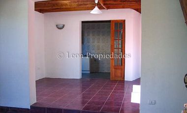 Leon Propiedades arrienda gran casa en Curacaví centro.