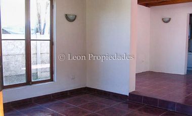 Leon Propiedades arrienda gran casa en Curacaví centro.