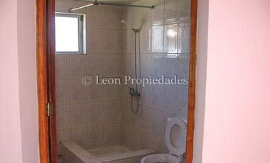 Leon Propiedades arrienda gran casa en Curacaví centro.