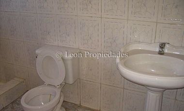 Leon Propiedades arrienda gran casa en Curacaví centro.
