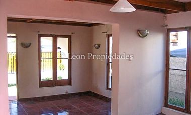 Leon Propiedades arrienda gran casa en Curacaví centro.