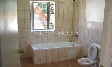 Leon Propiedades arrienda gran casa en Curacaví centro.
