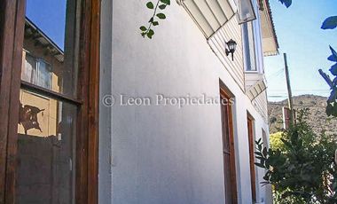 Leon Propiedades arrienda gran casa en Curacaví centro.