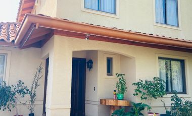 Exclusiva Casa Familiar con Piscina y Quincho de Lujo – Peñalolén