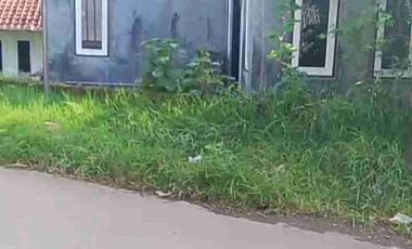 rumah d pemukiman dekat jalan raya