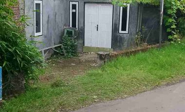 rumah d pemukiman dekat jalan raya
