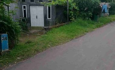 rumah d pemukiman dekat jalan raya