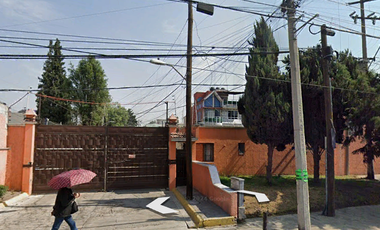 CASA EN RENTA EN TOLUCA DE 4 RECAMARAS Y ESTUDIO EN PRIVADA