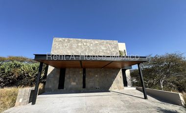 Venta Casa Nueva en Altozano 377 m2 de construccion 3 recamaras 4 baños Seguridad