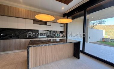 Venta Casa Nueva en Altozano 377 m2 de construccion 3 recamaras 4 baños Seguridad