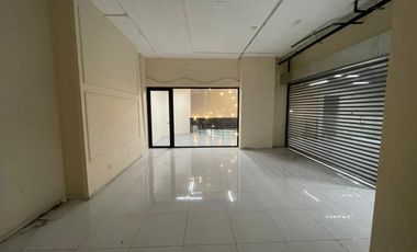 ARRIENDO Local comercias de 45,29 m2 + 26,16 m2 de terraza Metro Los Leones