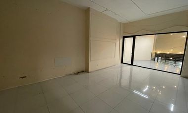ARRIENDO Local comercias de 45,29 m2 + 26,16 m2 de terraza Metro Los Leones