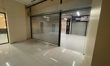 ARRIENDO Local comercias de 45,29 m2 + 26,16 m2 de terraza Metro Los Leones