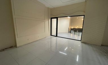 ARRIENDO Local comercias de 45,29 m2 + 26,16 m2 de terraza Metro Los Leones