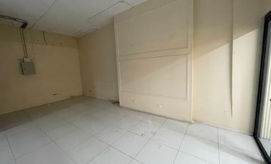 ARRIENDO Local comercias de 45,29 m2 + 26,16 m2 de terraza Metro Los Leones
