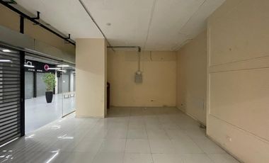 ARRIENDO Local comercias de 45,29 m2 + 26,16 m2 de terraza Metro Los Leones