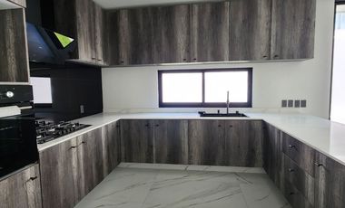 Casa Nueva en Venta en Solares Altanza de 5 Recamaras en Zapopan