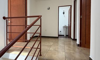 SE RENTA CASA EN QUERETARO JURIQUILLA SANTA FE VIG. 24/7 CERCA DE COLEGIOS PARQUES Y SUPERMERCADOS