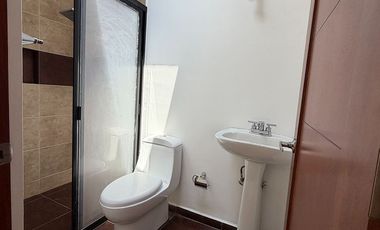 SE RENTA CASA EN QUERETARO JURIQUILLA SANTA FE VIG. 24/7 CERCA DE COLEGIOS PARQUES Y SUPERMERCADOS