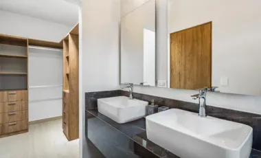 Casa de 2 niveles, 3 habitaciones, 2 baños y medio en puerto vallarta, a 5 minutos del centro de convenciones y 10 minutos del aeropuerto.