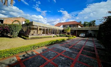 Casa Terreno de venta en Cuenca Ecuador ideal para edificio. IPRUS 7 pisos Ave, Francisco Moscoso sector UDA