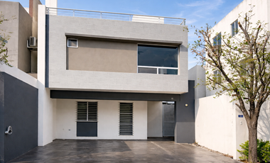 Casa en Cerradas Concordia con Uno de los Patios Más Grandes de la Zona | 4 Habitaciones | Privada con Alberca