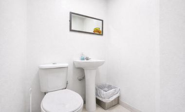 Se arrienda local comercial centrico en Portal Argomedo, 3 baños, Chacabuco con Argomedo, Curicó