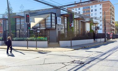 Se arrienda local comercial centrico en Portal Argomedo, 3 baños, Chacabuco con Argomedo, Curicó