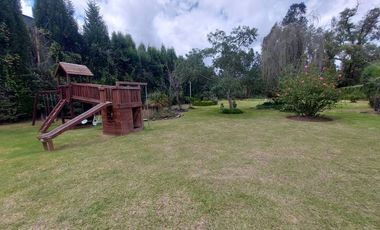 Propiedad en venta. Challuabamba Pan. Norte. amplia área verde. Fácil acceso Ideal para institutos, escuelas, empresas, unidades educativas